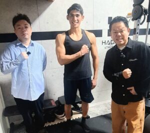 収録時のワンシーン。ダイアンのお二人と（HAGANE ATHLETE GYMにて）